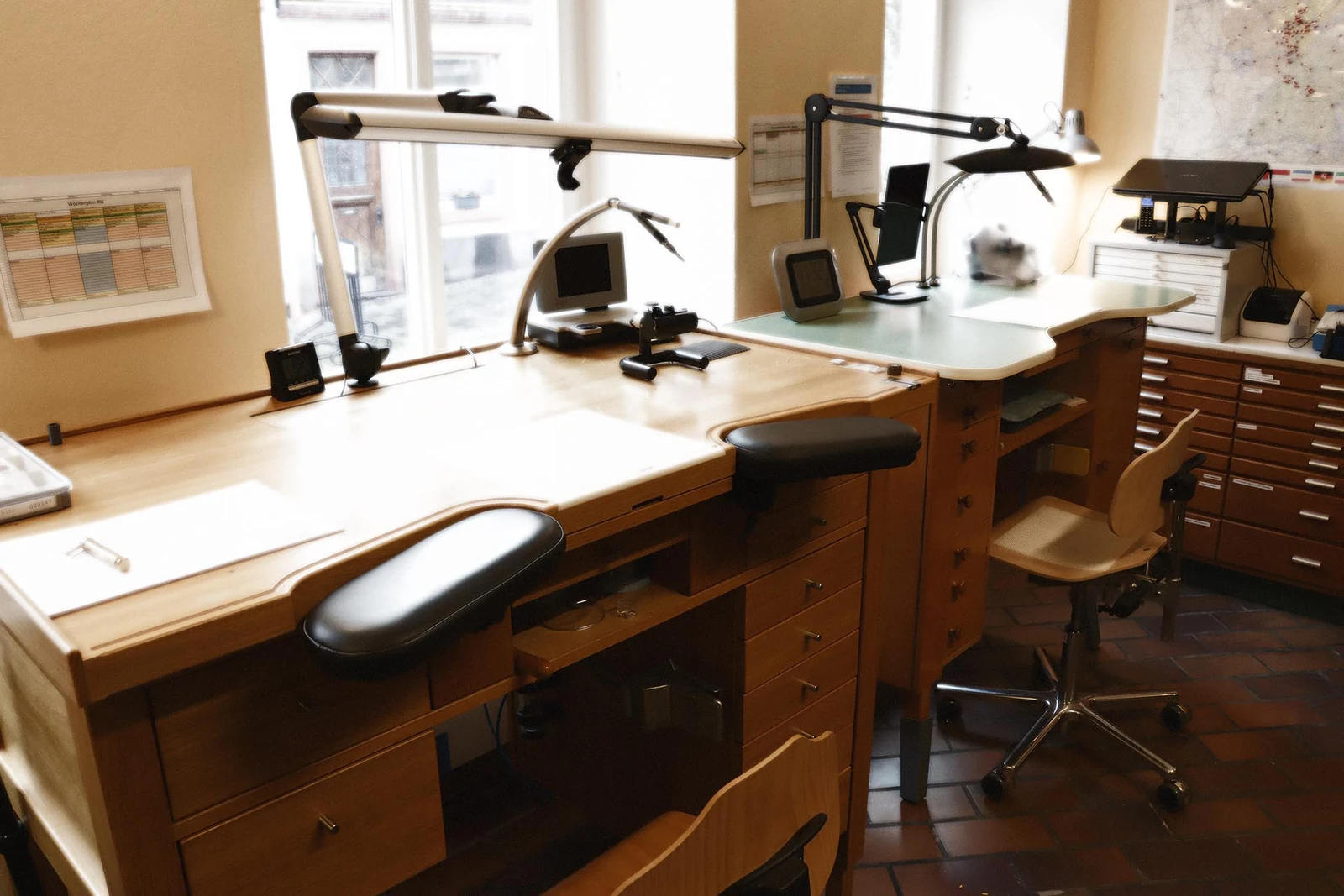 Uhrmacherarbeitsplätze im Atelier in Oppenheim